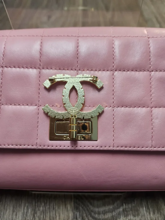 Chanel CC Crystal Brooch | Estate Find | Gold Tone | Made in Italy - Picture 4 of 6